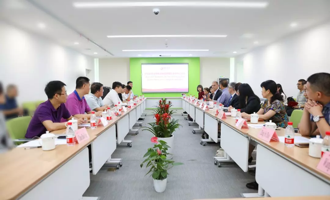 美國(guó)醫(yī)療專(zhuān)家走進(jìn)西安國(guó)際醫(yī)學(xué)中心，開(kāi)展國(guó)際醫(yī)療合作