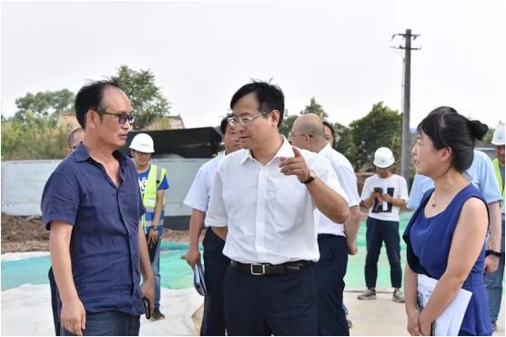 鐘書記走訪國際醫(yī)學(xué)項(xiàng)目現(xiàn)場，冒酷暑、送服務(wù)、解難題