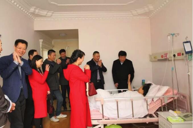 大年初一！公司領(lǐng)導(dǎo)為堅(jiān)守崗位的員工拜年！