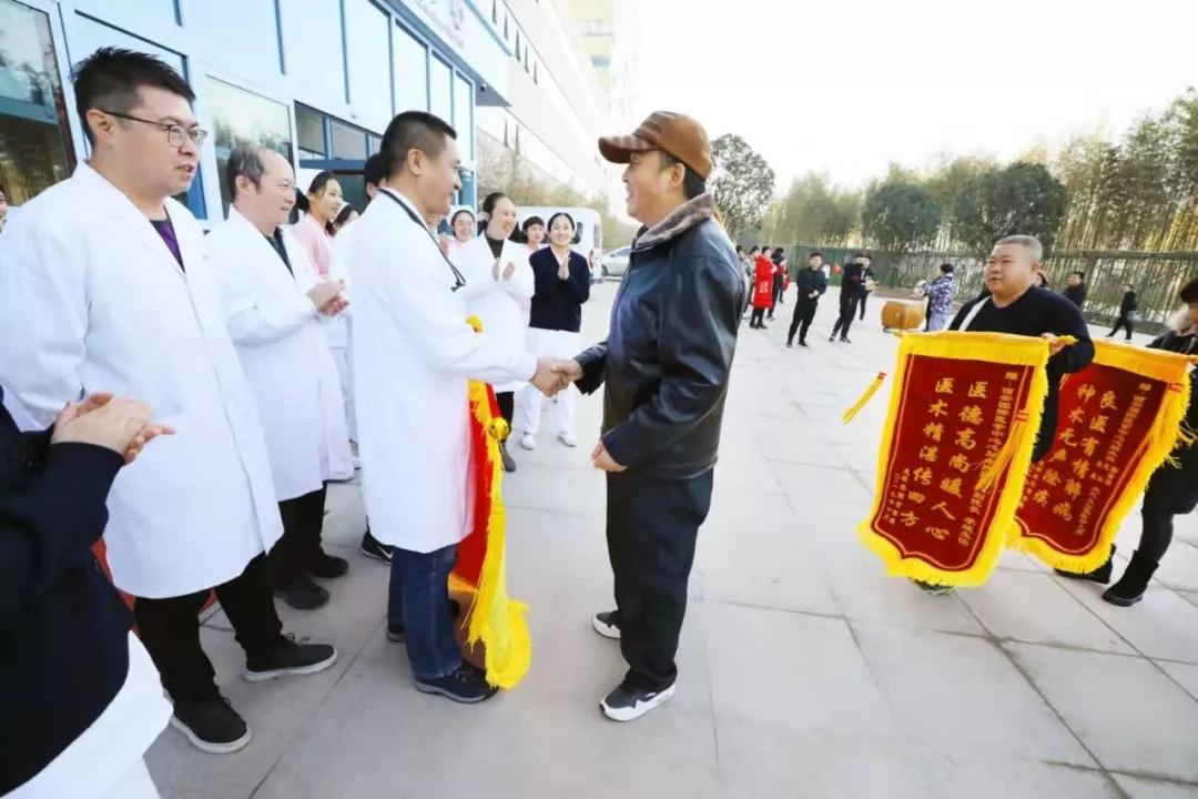 三秦都市報報道—西安國際醫(yī)學(xué)中心醫(yī)院創(chuàng)奇跡 老賈康復(fù)出院敲鑼打鼓送錦旗