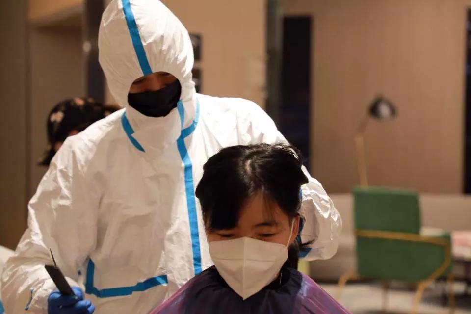 100多位赴武漢醫(yī)療隊女隊員“削”掉秀發(fā) ——武漢市委秘書長說，疫情過去一定為你們請功！