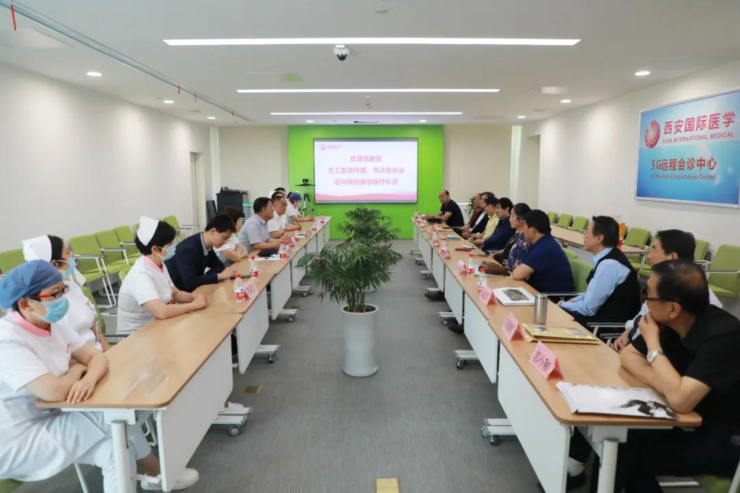 書法送祝福 筆墨贊英雄——西安高新區(qū)黨工委宣傳部、書法家協(xié)會一行致敬最美逆行者