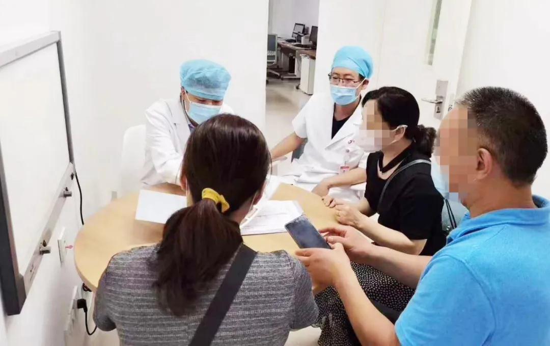 險(xiǎn)！桃核卡在氣道上  這個(gè)急救方法你得掌握