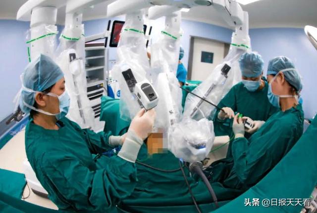 西安日報——新一代達芬奇手術(shù)機器人，輔助婦科微創(chuàng)手術(shù)獲成功