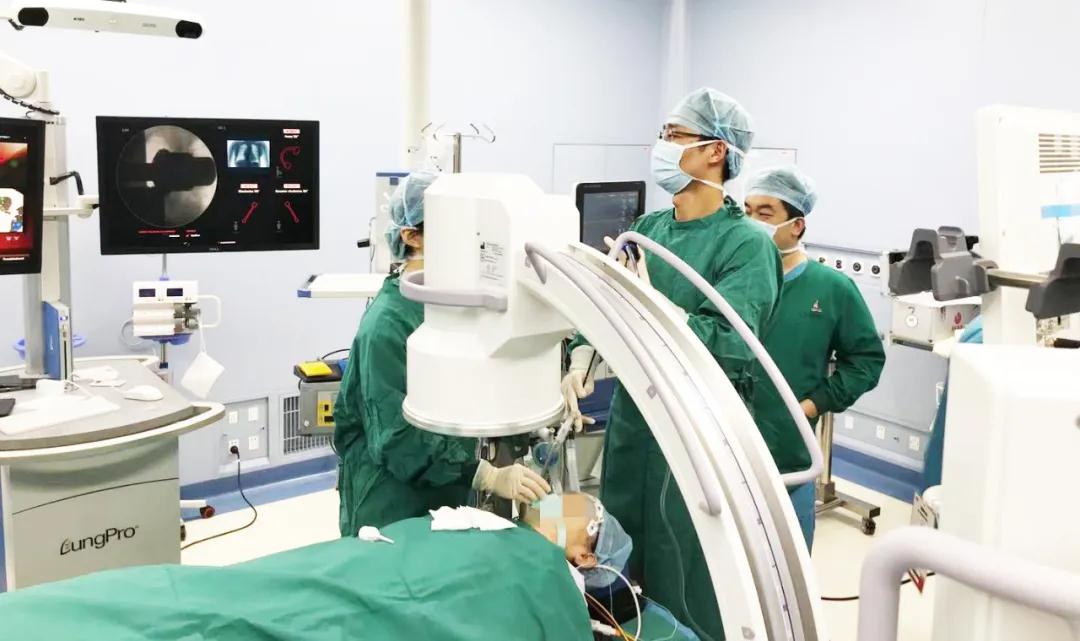 胸科醫(yī)院歐陽海峰副院長連創(chuàng)12個(gè)首例