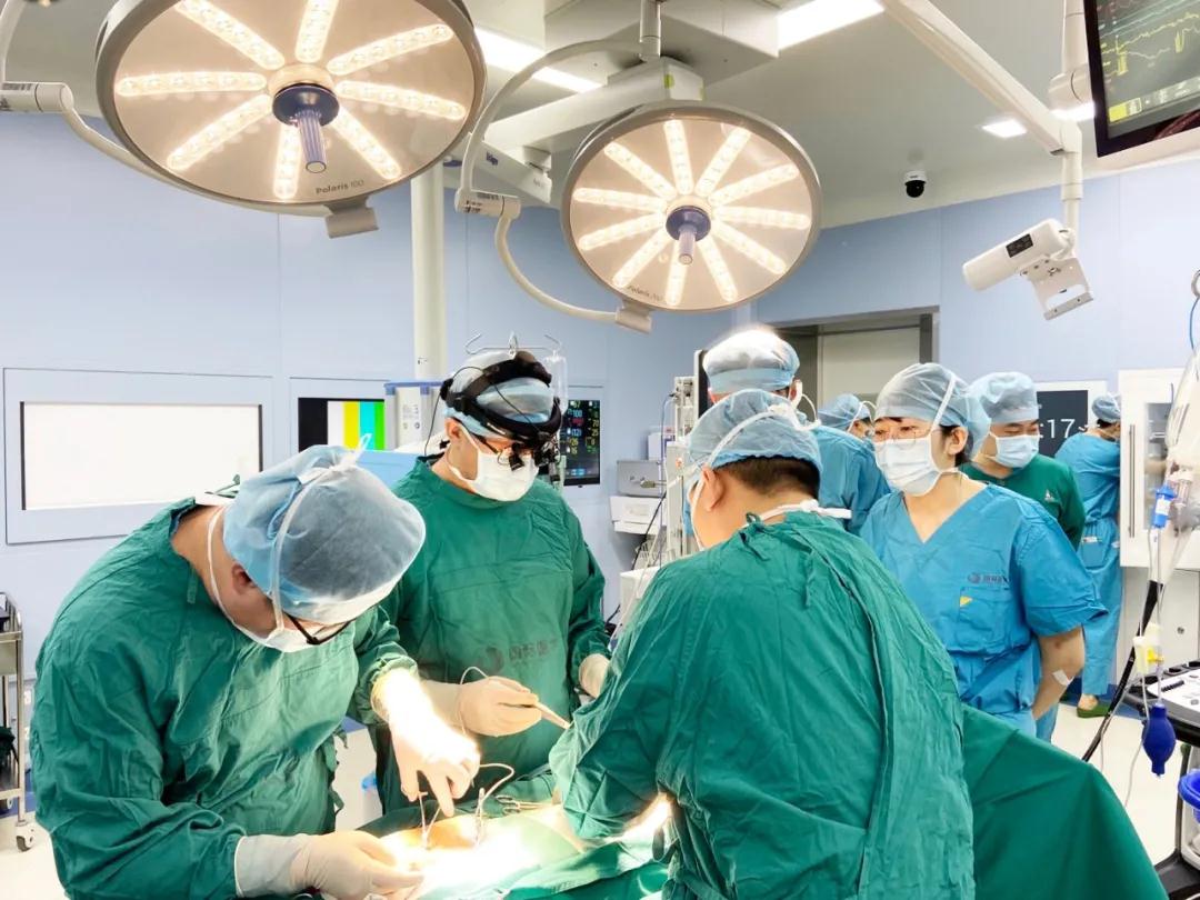 媽媽別害怕，我一直在您身邊——心臟外科又一臺達芬奇機器人二尖瓣置換術順利完成
