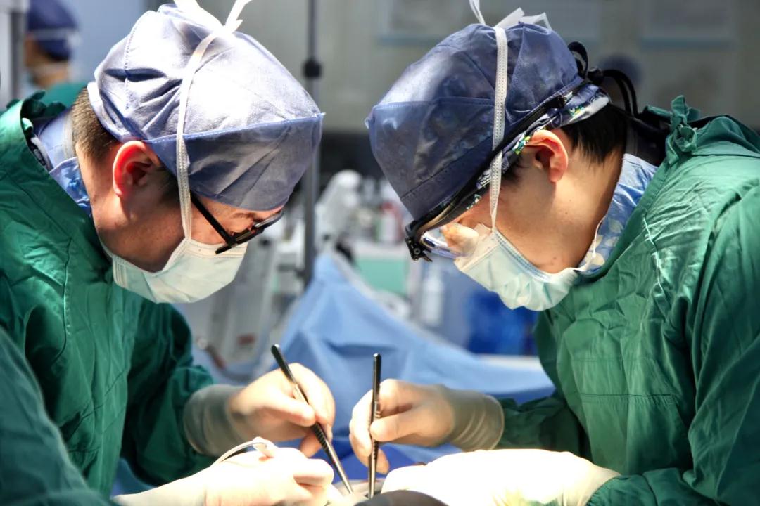 又一次突破！心外團(tuán)隊完成國內(nèi)首例“經(jīng)股TAVR+TEVAR”