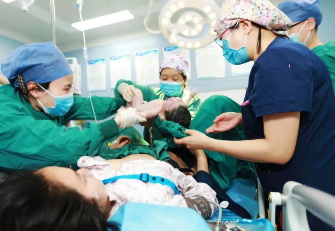 華商云健康—迎新春，西安國(guó)際醫(yī)學(xué)中心醫(yī)院第一個(gè)“金牛寶寶”來(lái)啦！