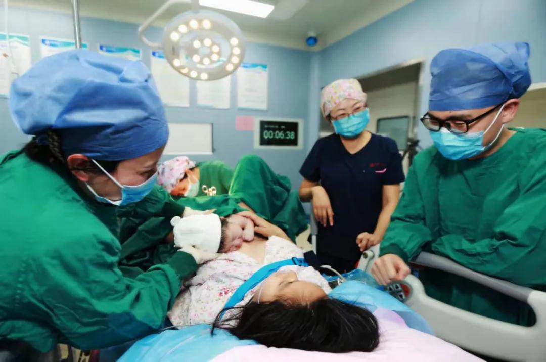 陽(yáng)光網(wǎng)—迎新春，西安國(guó)際醫(yī)學(xué)中心醫(yī)院第一個(gè)“金牛寶寶”來(lái)啦！