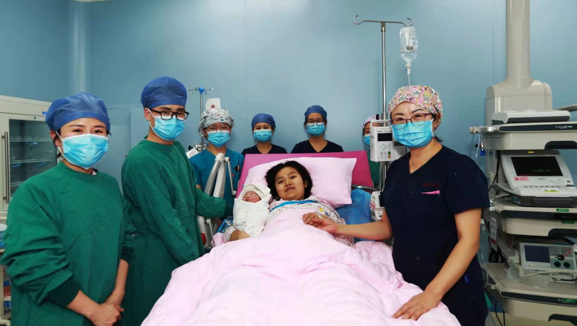 原點(diǎn)新聞—迎新春，西安國(guó)際醫(yī)學(xué)中心醫(yī)院第一個(gè)“金牛寶寶”來(lái)啦！