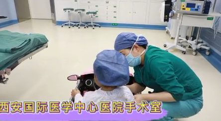 萌娃“開(kāi)”著小汽車(chē)進(jìn)手術(shù)室