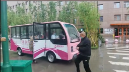 暖心！醫(yī)院下雨天安排擺渡車