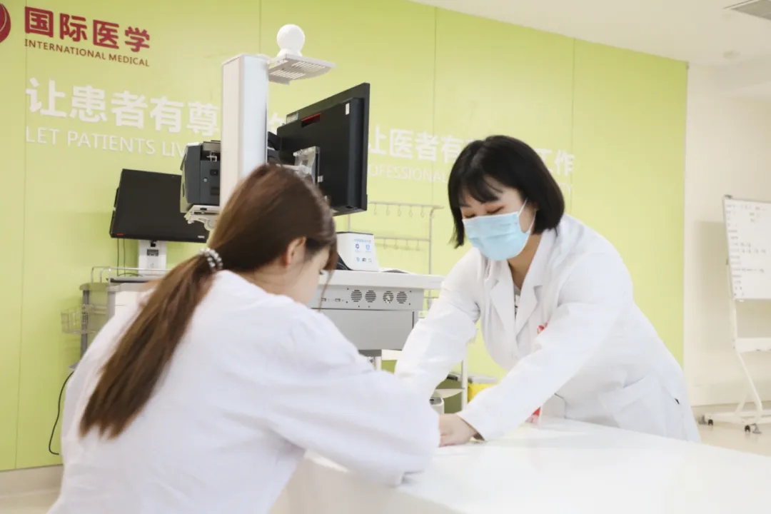 出院手續(xù)床前辦理，「移動(dòng)結(jié)算車」便民又惠民！