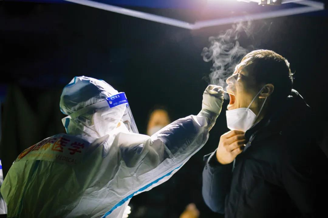 270 萬+！凍紅的手、蹲下的背影，看哭了......