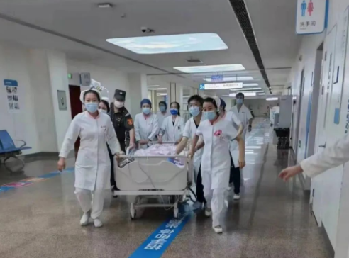 “999”急救集結(jié)號響起！他們與時(shí)間賽跑......