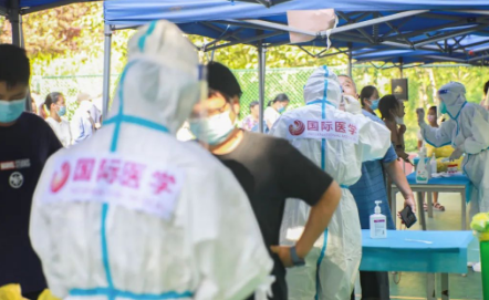 泡白的雙手，濕透的衣服，高溫天氣下的這些“大白”讓人心疼