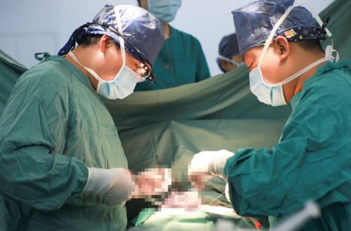 復(fù)診首日，市民排隊(duì)掃碼，有序就診……