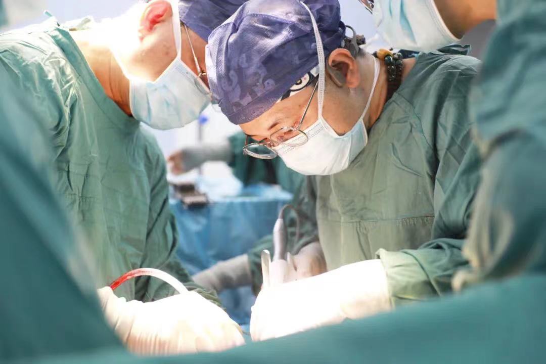 “小小”痔瘡?fù)蝗话l(fā)難，壯年小伙兒直呼救命！