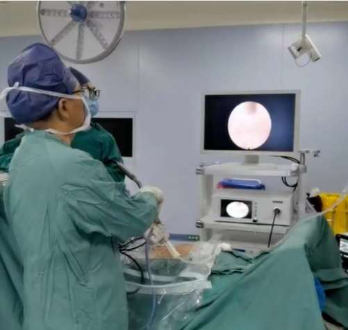 胸椎管狹窄，他把手術傷口由10公分縮小至7毫米