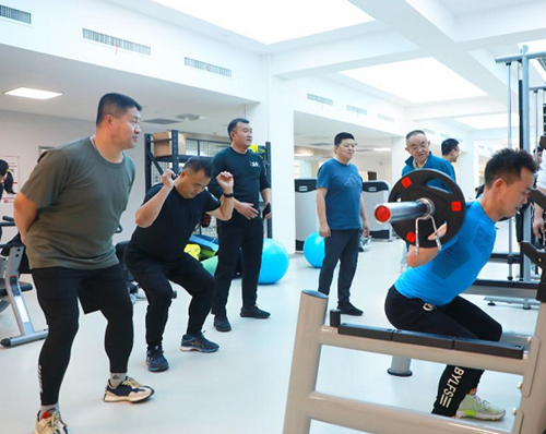 這家醫(yī)院開設(shè)了醫(yī)護健身房