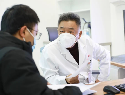 他們日夜堅守，為患者照亮就診之路