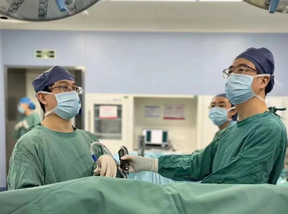 一劈為二！這臺微創(chuàng)手術為他清除了“不速之客”