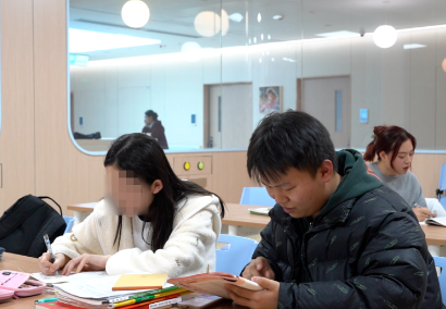 治療、學(xué)習(xí)兩不誤！病房里開(kāi)啟了“小課堂”