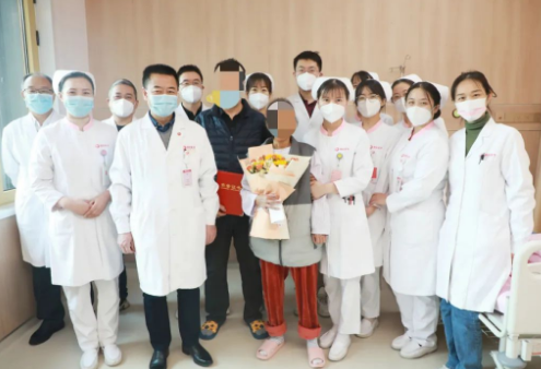 215天守護(hù)，2000多頁病例， 這位女士終見彩虹