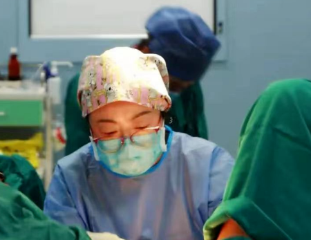 甘肅孕婦星夜兼程400公里，醫(yī)生連夜“環(huán)扎”保胎兒