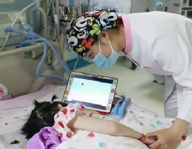 六一兒童節(jié)，ICU內(nèi)醫(yī)護(hù)為小患者扎辮子