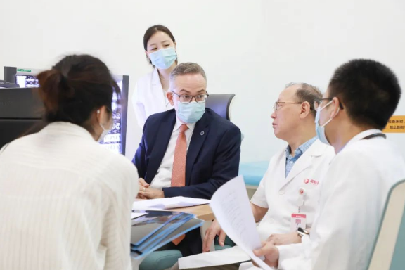 門診、查房、學(xué)術(shù)交流……全美排名第一的妙佑醫(yī)療國際專家團(tuán)隊(duì)參與“首屆國際醫(yī)學(xué)高峰論壇”國際診療日活動(dòng)