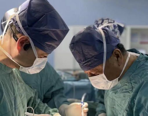 這臺手術(shù)，只有他......