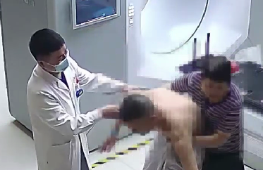 驚險(xiǎn)！患者險(xiǎn)些跌倒，醫(yī)生跳過(guò)治療床扶患者