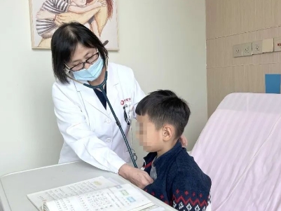 支原體肺炎來(lái)了！住院扎堆，學(xué)習(xí)桌搬到病房，孩子邊寫作業(yè)邊打點(diǎn)滴