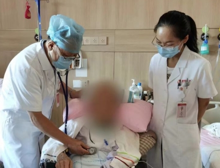 多次渡過險關，身患重疾的92歲老人在醫(yī)院度過了四個不平凡的生日