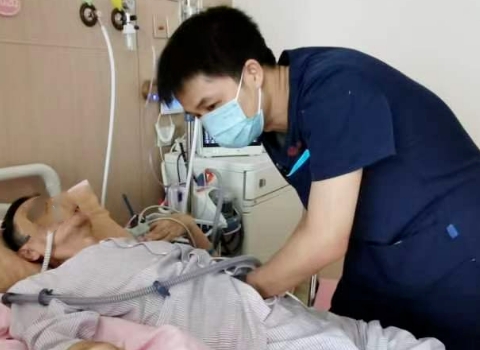 從呼吸困難到放聲歌唱，年近古稀的他用2個多月實現(xiàn)了……