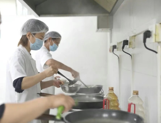 灶火燃起時，醫(yī)院飄出“家的味道”