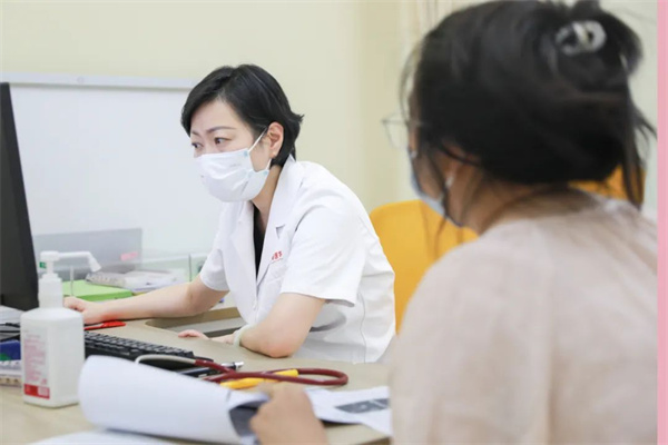 生長發(fā)育、視力矯治、泌尿外科……暑假未到，兒科門診已排起長隊