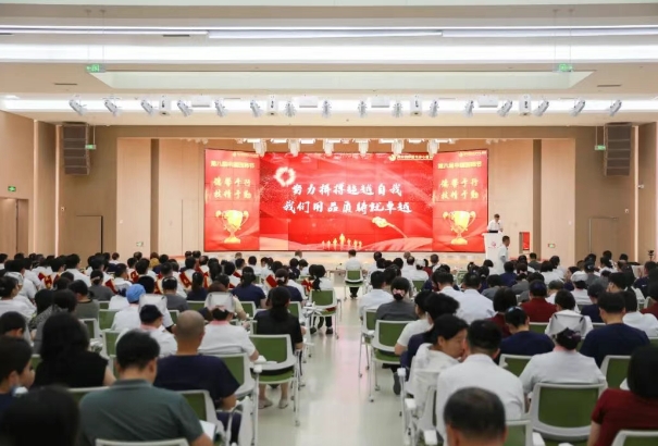 醫(yī)者榮光，榜樣力量！我院舉行醫(yī)師節(jié)表彰大會