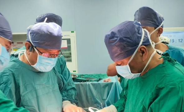 15cm巨瘤纏死主動脈，醫(yī)生11小時(shí)“換血”拆彈：這是在豆腐上繡花