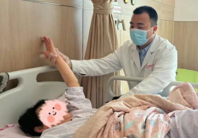 梳頭、端碗、洗澡都難！但幾分鐘后，她和300多同命人一樣…